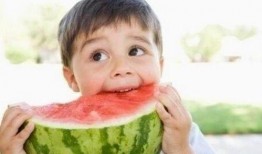 过量吃瓜容易腹痛腹泻吗 吃瓜网每日大赛,过量吃瓜引发腹痛腹泻？揭秘夏日消暑美食的适度之道